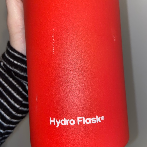 SOLD🌟 Red 32oz Hydroflask - Picture 2 of 7